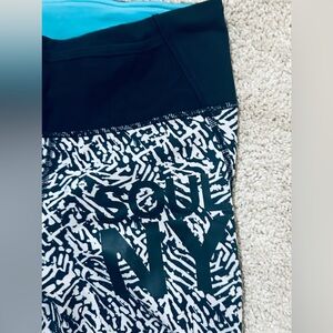 Lululemon Pace Pusher Mesh Crop leggings Zip Pocket Black White